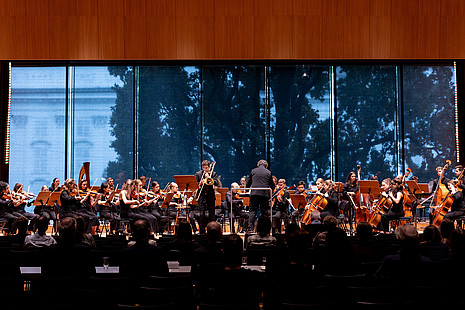Das Orchester des Tiroler Landeskonservatoriums unter der Leitung von Dorian Keilhack mit dem Gewinner des 1. Preises in der Kategorie Posaune: Norwin Hahn.